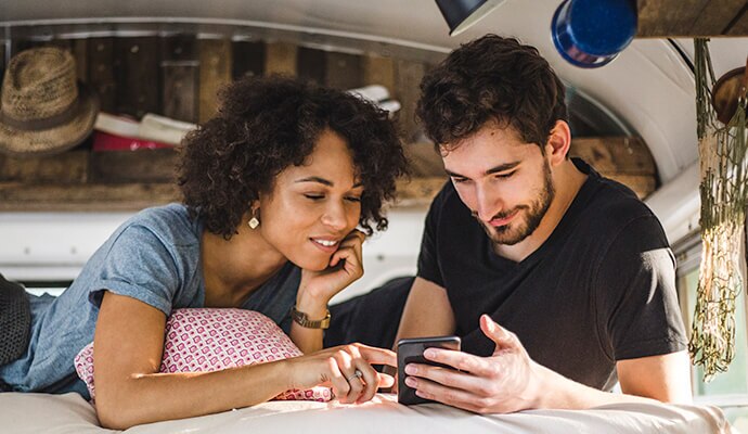 Um homem e uma mulher a olhar para um telemóvel