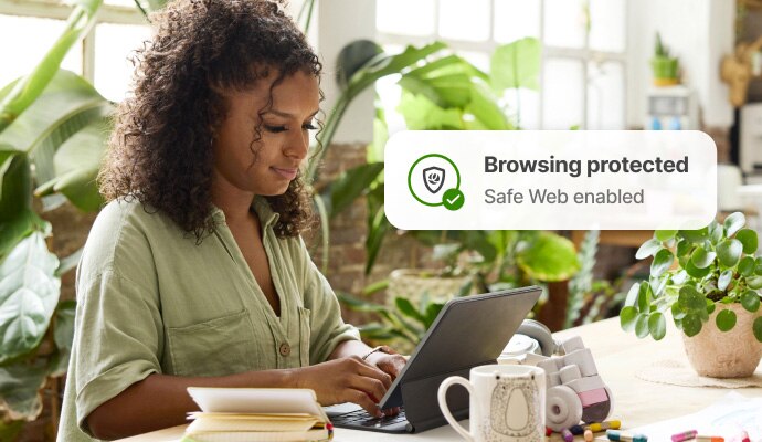 Proteção de navegação na Internet – uma mulher consulta o e-mail no seu portátil