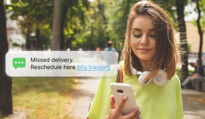 proteção de mensagens SMS e chamadas – uma mulher consulta as suas mensagens no telemóvel